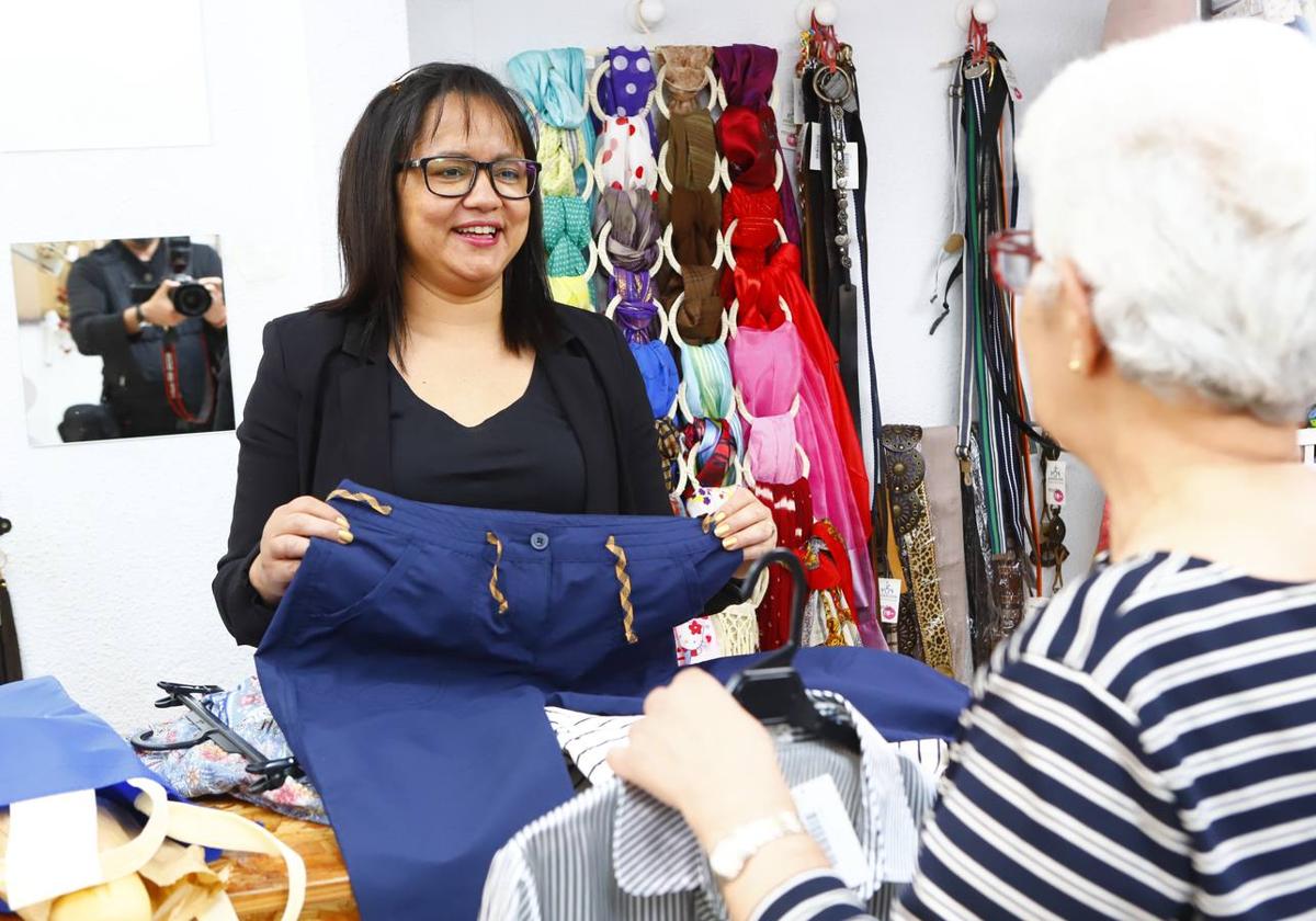 Sara Rosa de Jesús en su puesto en la tienda de Condado de Treviño.