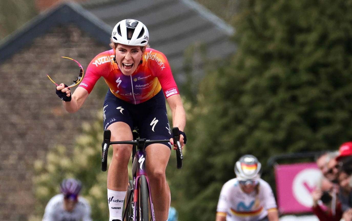 Vollering celebra su victoria en la reciente Flecha Valona.