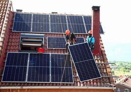 Operarios trabajan en la instalación de placas fotovoltaicas