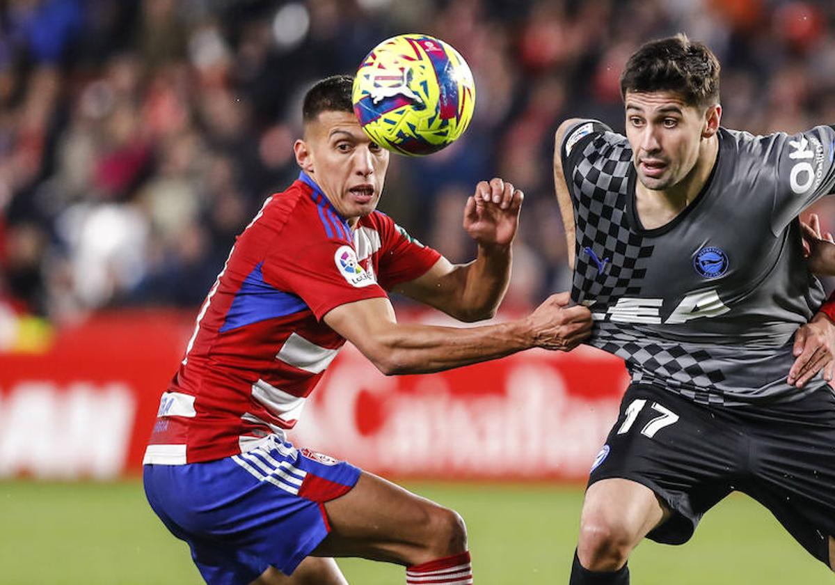 Myrto Uzuni sujeta al albiazul Alkain en el partido de la primera vuelta, en Los Cármenes.