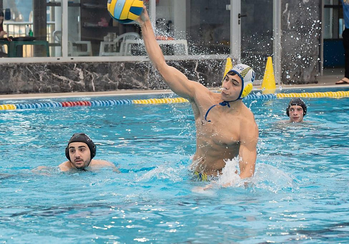 Un jugador de waterpolo de la Náutica Portugalete lanza a portería.
