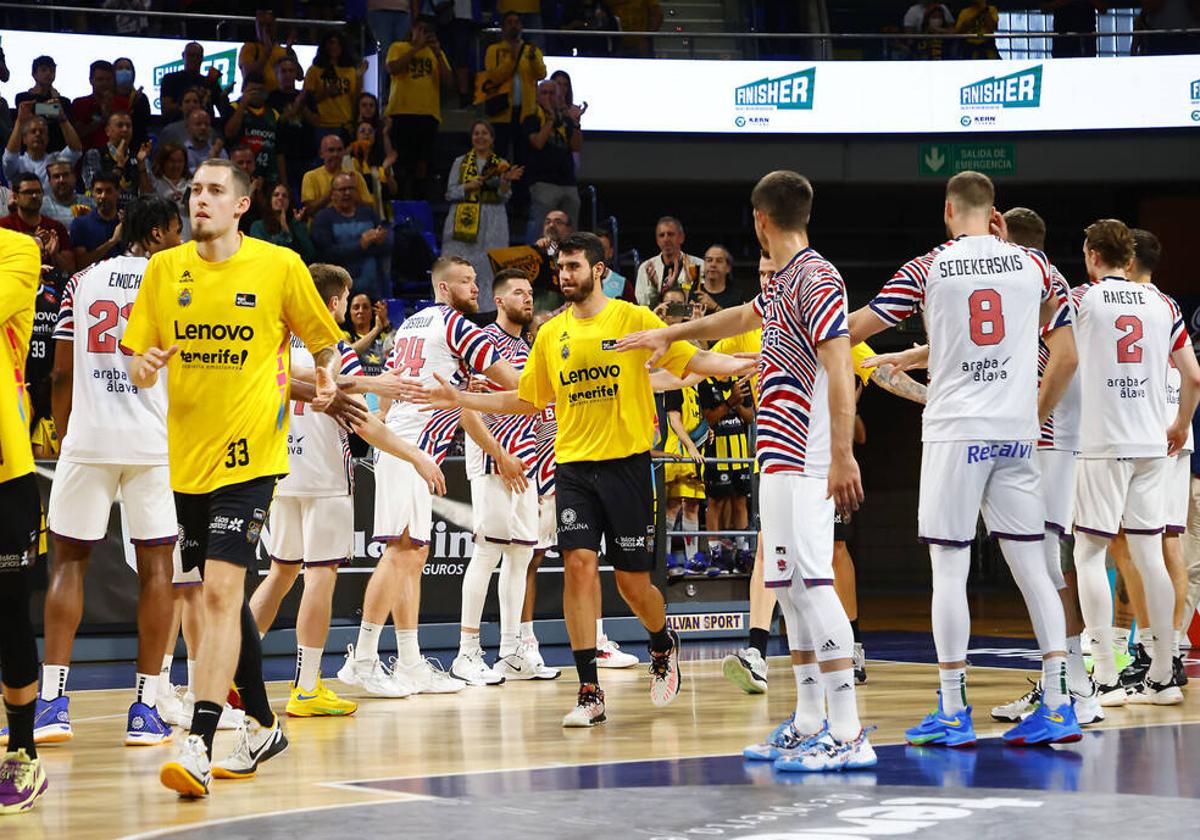 El Baskonia hizo pasillo el año pasado al Lenovo Tenerife después de su victoria en la Champions.