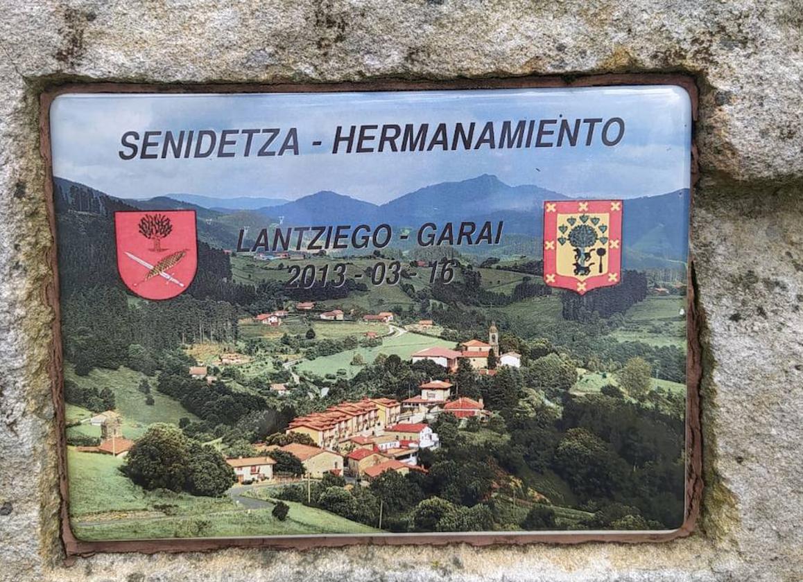 La placa como símbolo de distinción de hermanamiento entre los dos municipios