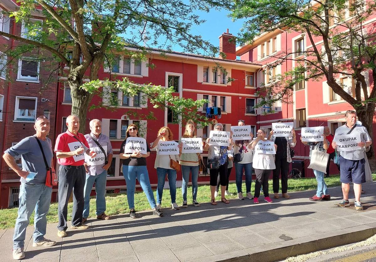 Con silbatos y a gritos los presentes en la concentración pidieron la pronta salida del hombre del piso.