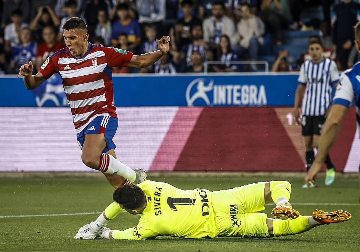 Sivera comete penalti sobre el delantero Unziti, ejecutado por el propio jugador albanés que puso el 0-1 en el marcador de Mendizorroza.