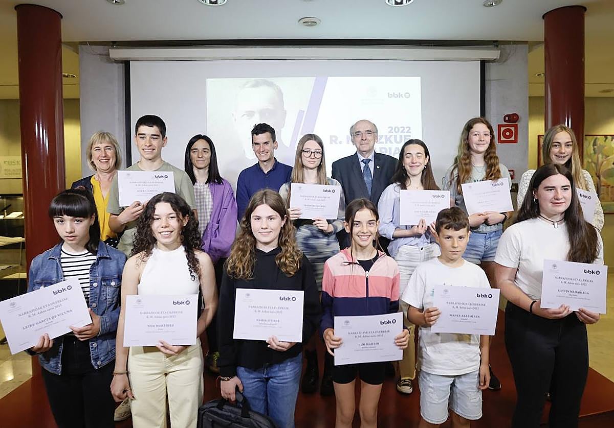 Los premiados con el presidente de Euskaltzaindia, Andres Urrutia.