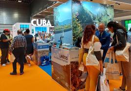 Varias personas en los stands internacionales de Portugal y Cuba en Expovacaciones.