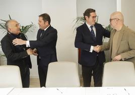 Pepe Álvarez (UGT), Gerardo Cuerva (Cepyme), Antonio Garamendi (CEOE) y Unai Sordo (CC OO), se saludan en un acuerdo anterior.