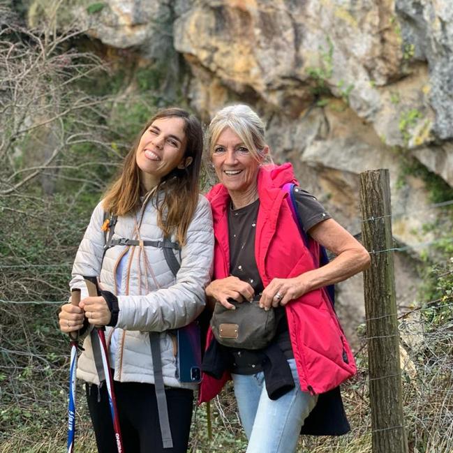 Aitana, durante una escapada al monte con su madre, Miren.