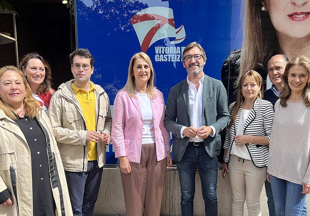 Candidatos municipales y forales del PP frente a su sede electoral en la calle Postas.