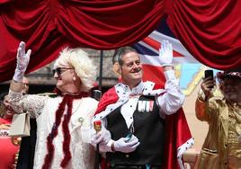 Los personajes del rey Carlos III y Camila, siendo fotografiados por Boris Johnson, saludan a sus súbditos en la plaza de Benta de Basauri.