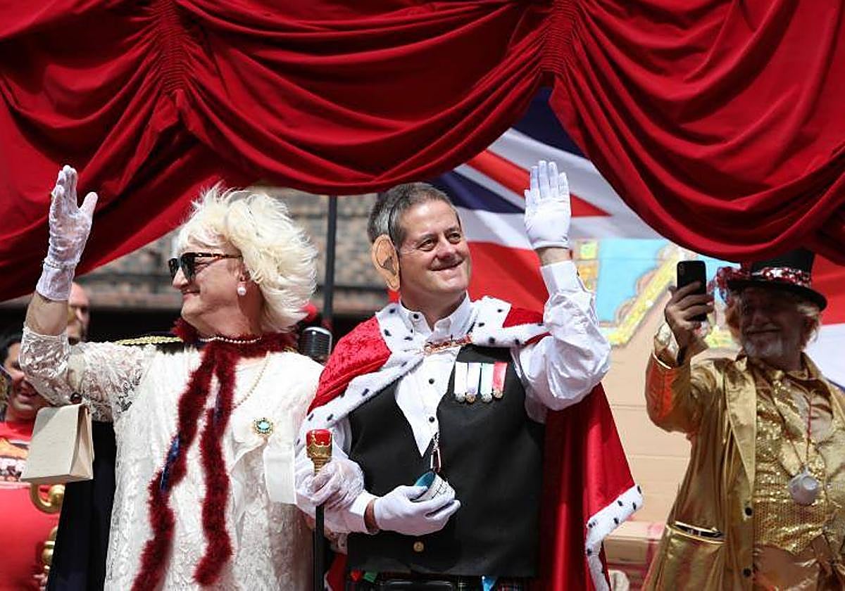 Los personajes del rey Carlos III y Camila, siendo fotografiados por Boris Johnson, saludan a sus súbditos en la plaza de Benta de Basauri.