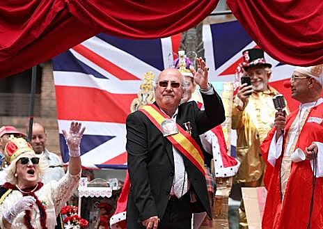 Imagen secundaria 1 - Basauri parodia la coronación de Carlos III: «No creo que dure dos años más, cuidaré lo que como»