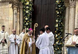 El Obispo de Vitoria, Juan Carlos Elizalde, ha procedido a la apertura de la 'Puerta Speciosa'.