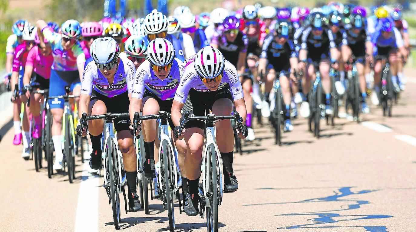 Las corredoras del Laboral Kutxa, al frente del pelotón de la primera Vuelta a España
