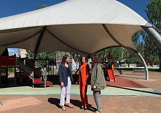 Maider Etxebarria, candidata del PSE a la Alcaldía de Vitoria, en uno de los parques cubiertos de la ciudad.