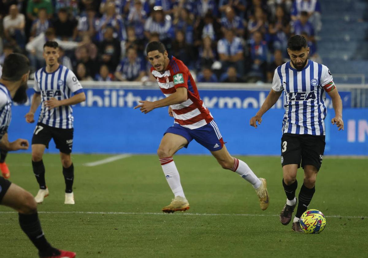 Rubén Duarte avanza con la pelota en el duelo ante el Granada.