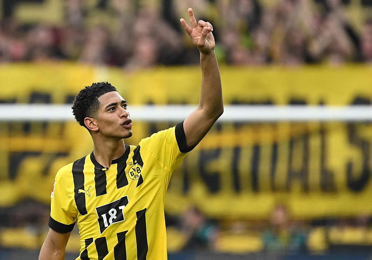 El mediocampista inglés de Dortmund, Jude Bellingham, celebra con los seguidores del del equipo una nueva victoria en la Bundesliga