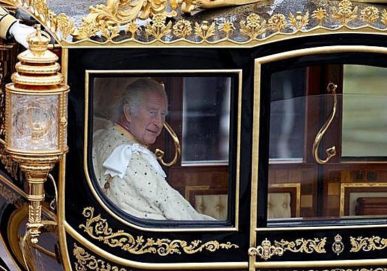 Carlos III se corona rey