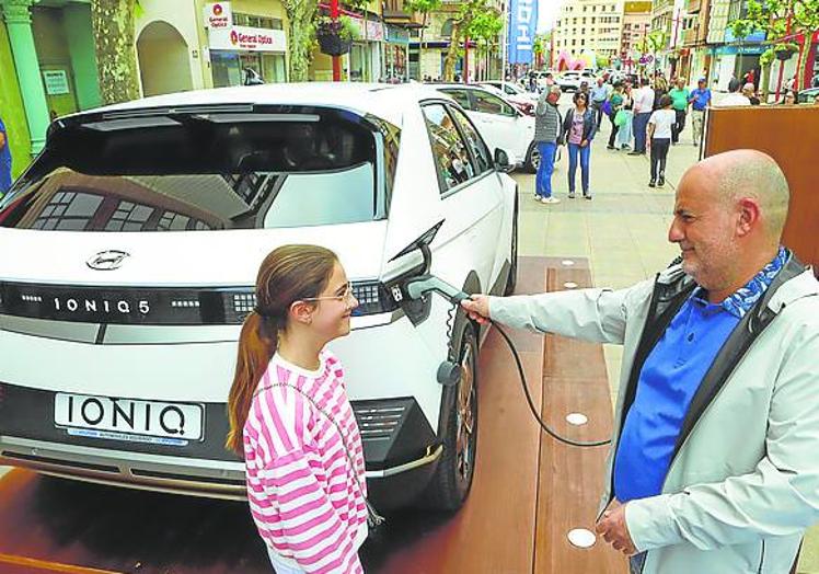 Se podía ver cómo se cargaba un coche eléctrico.