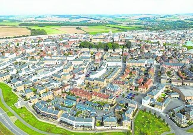 Imagen de la ciudad de Poundbury, con una traza urbana parecida a la que Krier diseñó para Benta Berri.