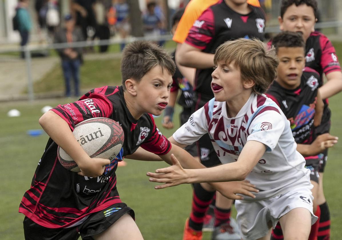 Jugadores del Covadonga Rugby y el Olímpico Pozuelo de Alarcón disfrutan del partido que jugaron ayer en las instalaciones de Lakua.