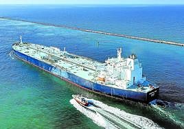 Un petrolero estadounidense sale a mar abierto desde un puerto de Texas.