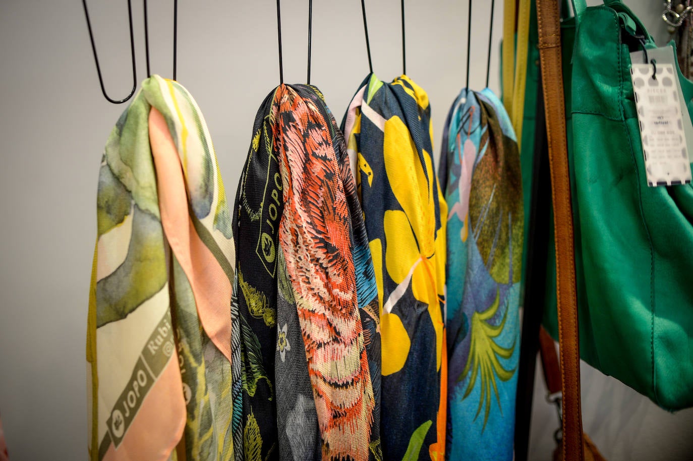 Los pañuelos XL que se llevan en Europa se hacen en Bolueta