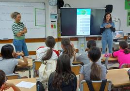 La joven actriz vasca, Sua Enparantza, (a la derecha) explica a los alumnos del colegio de Busturia la nueva aplicación.