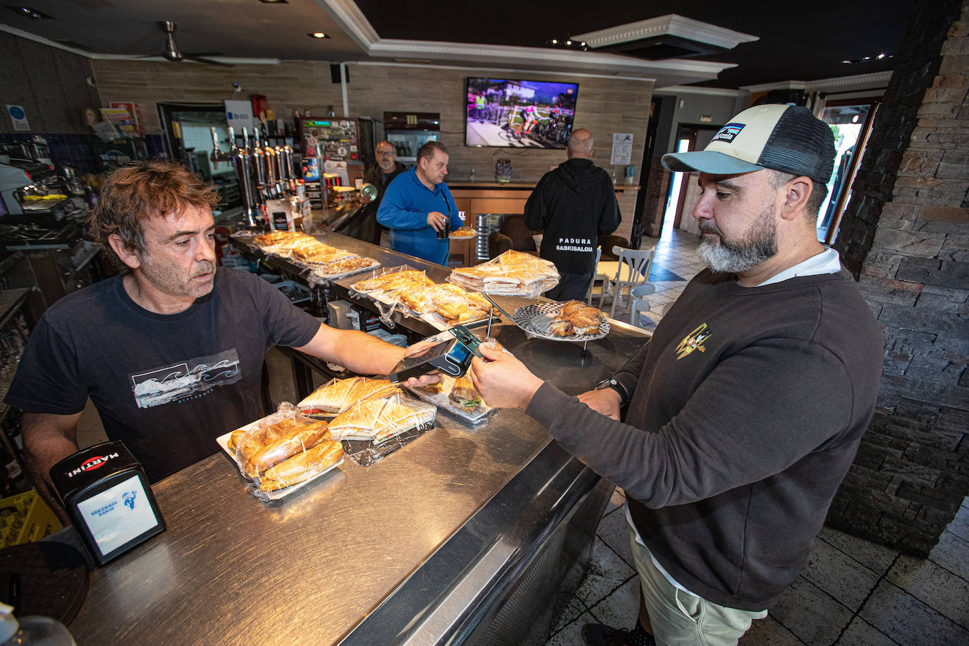 Un cliente realiza un pago con una tarjeta de Kutxabank