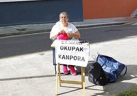 Loli delante del piso que quieren recuperar para venderlo y poder pagar la residencia de su prima.