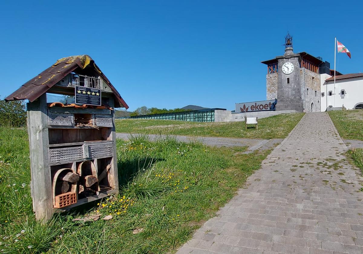 El exterior de la Torre Madariaga de Busturia se convertirá en un espacio más lúdico y didáctico.