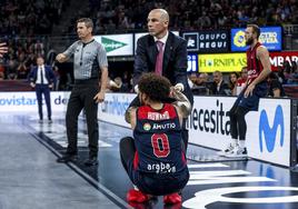 Peñarroya ayuda a levantarse a Howard en el último partido.