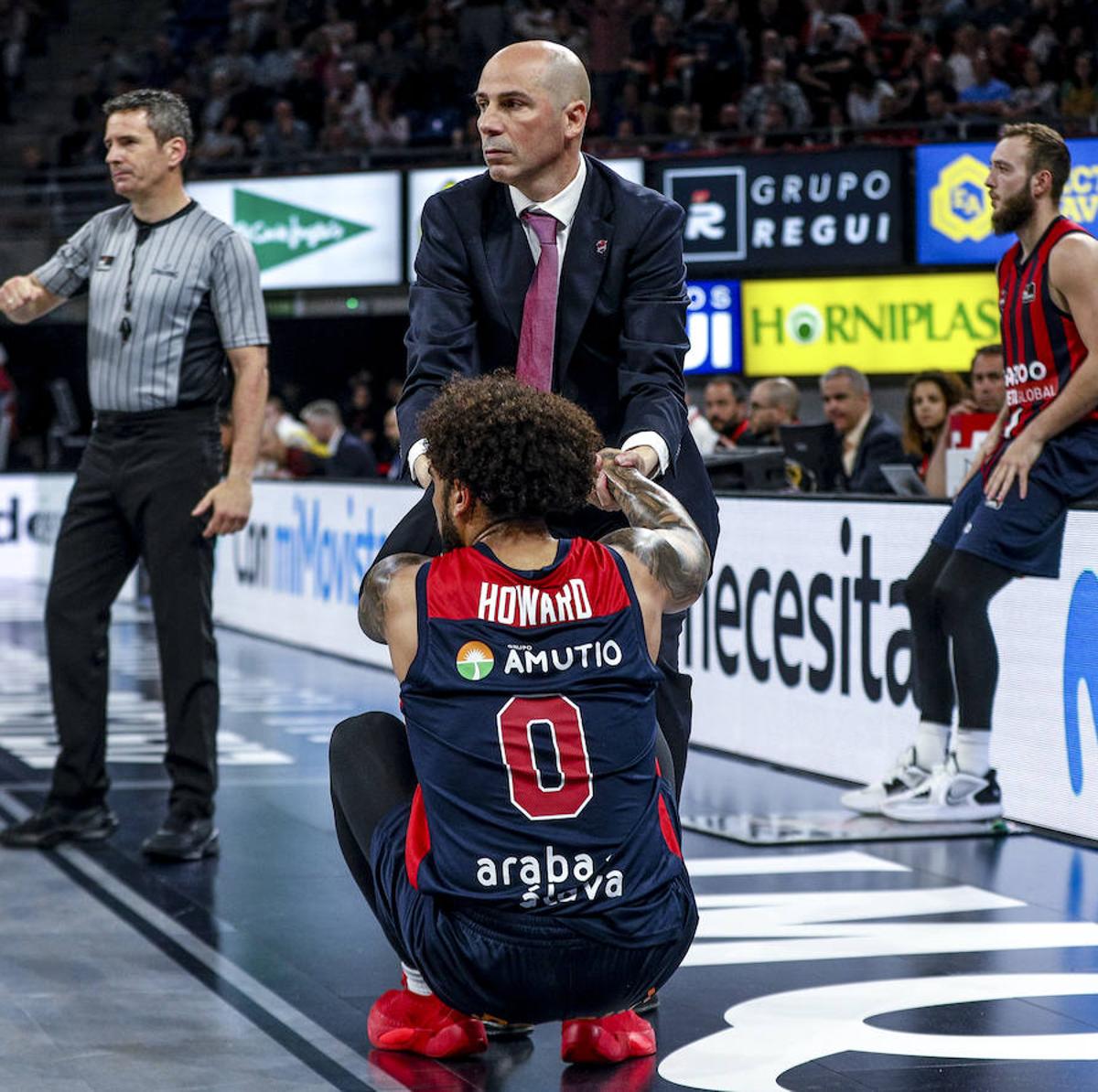 Peñarroya ayuda a levantarse a Howard en el último partido.