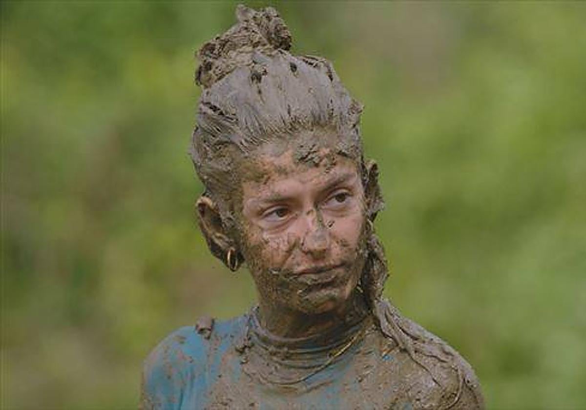 Mendi, cubierta de barro, durante el programa de anoche.