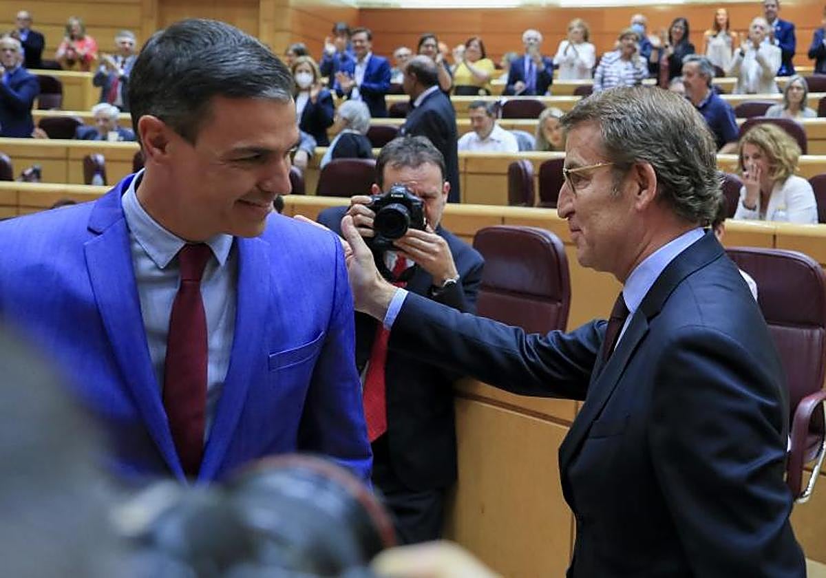 Pedro Sánchez y Alberto Núñez Feijóo se saludan en el Senado.