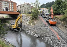 Las máquinas trabajan en el lecho del río sin desviar el agua.