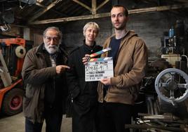 Ramón Barea, Ingrid García-Jonsson y el director Pablo Hernando en el set de 'Una ballena' en Zorrozaurre.