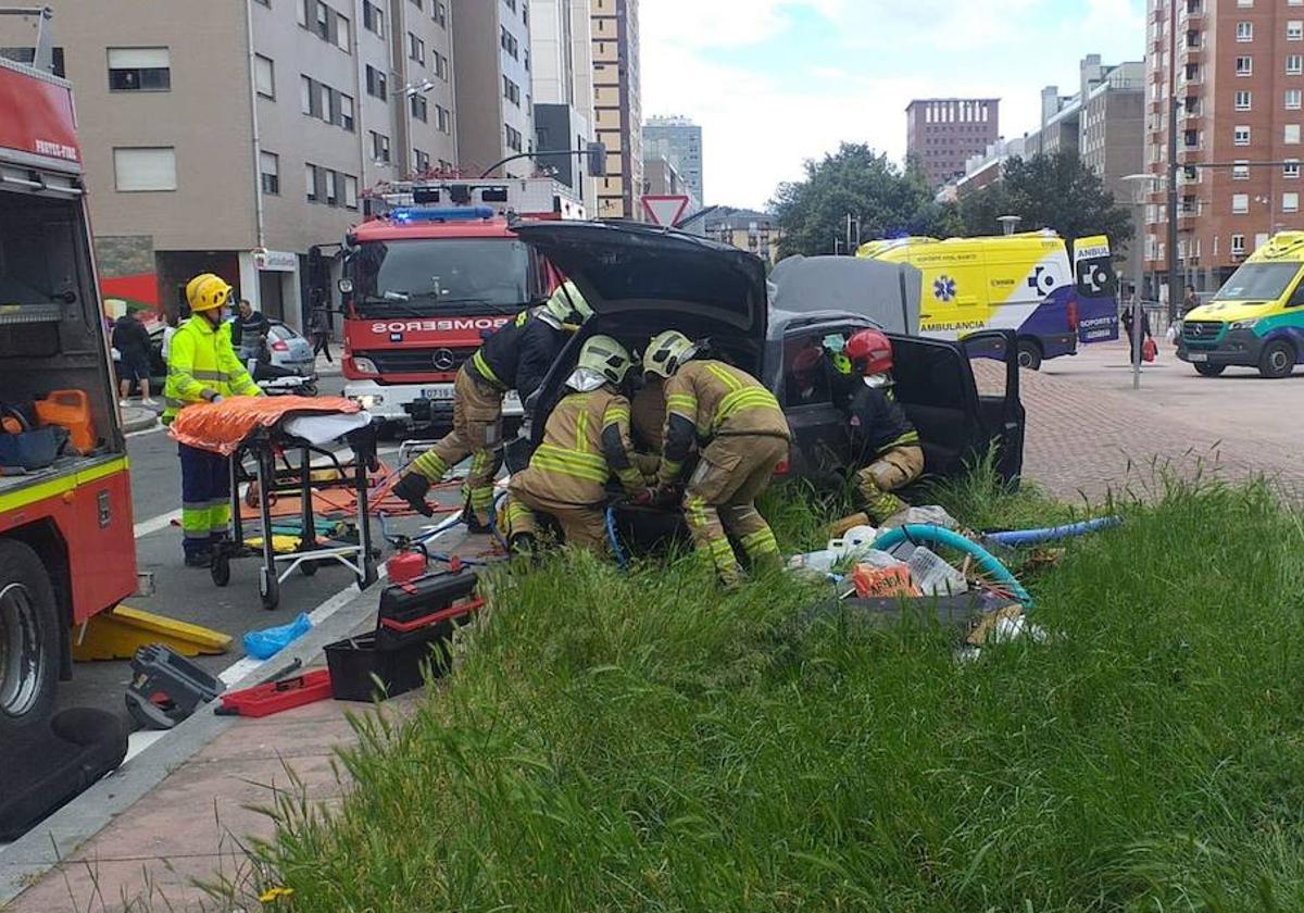 Los Bomberos descarcelan a una persona que quedó atrapada en el interior de un vehículo.