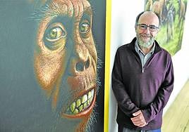 Mauricio Antón posa junto a la reproducción a gran escala de una de sus ilustraciones para 'National Geographic'.