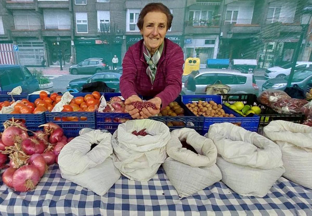 La experiencia anima a las familias a comprar productos de proximidad como elos que ofrece el mercado semanal de Gernika.