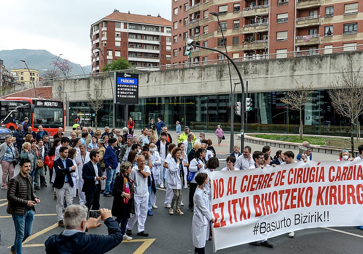 Manifestación de personal sanitario de Basurto contra el traslado de la cirugía cardíaca a Cruces.