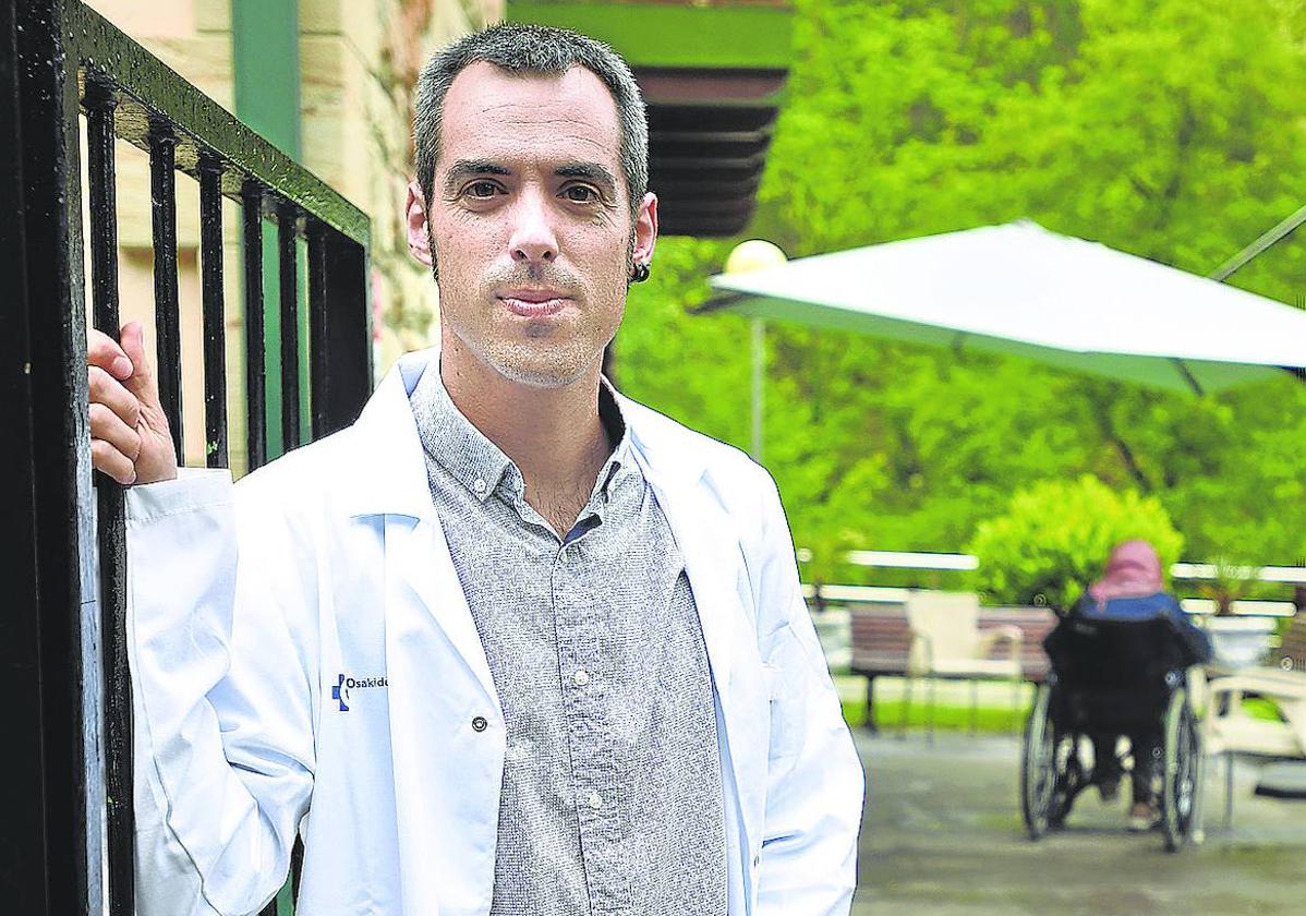 El médico de familia Mikel Baza, en la puerta de entrada de una residencia de mayores.