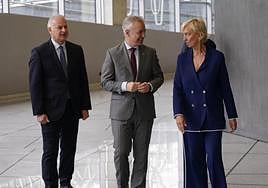 Francisco Javier Azpiazu, secretario general de Cebek, el lehendakari, Iñigo Urkullu, y la presidenta de la patronal vizcaína, Carolina Pérez Toledo.