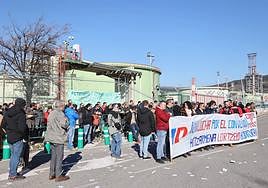 Concentración de trabajadores frente a Petronor.