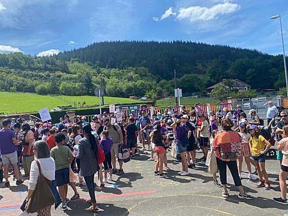 Más de doscientas personas se concentraron el viernes pasado en el exterior del centro escolar.