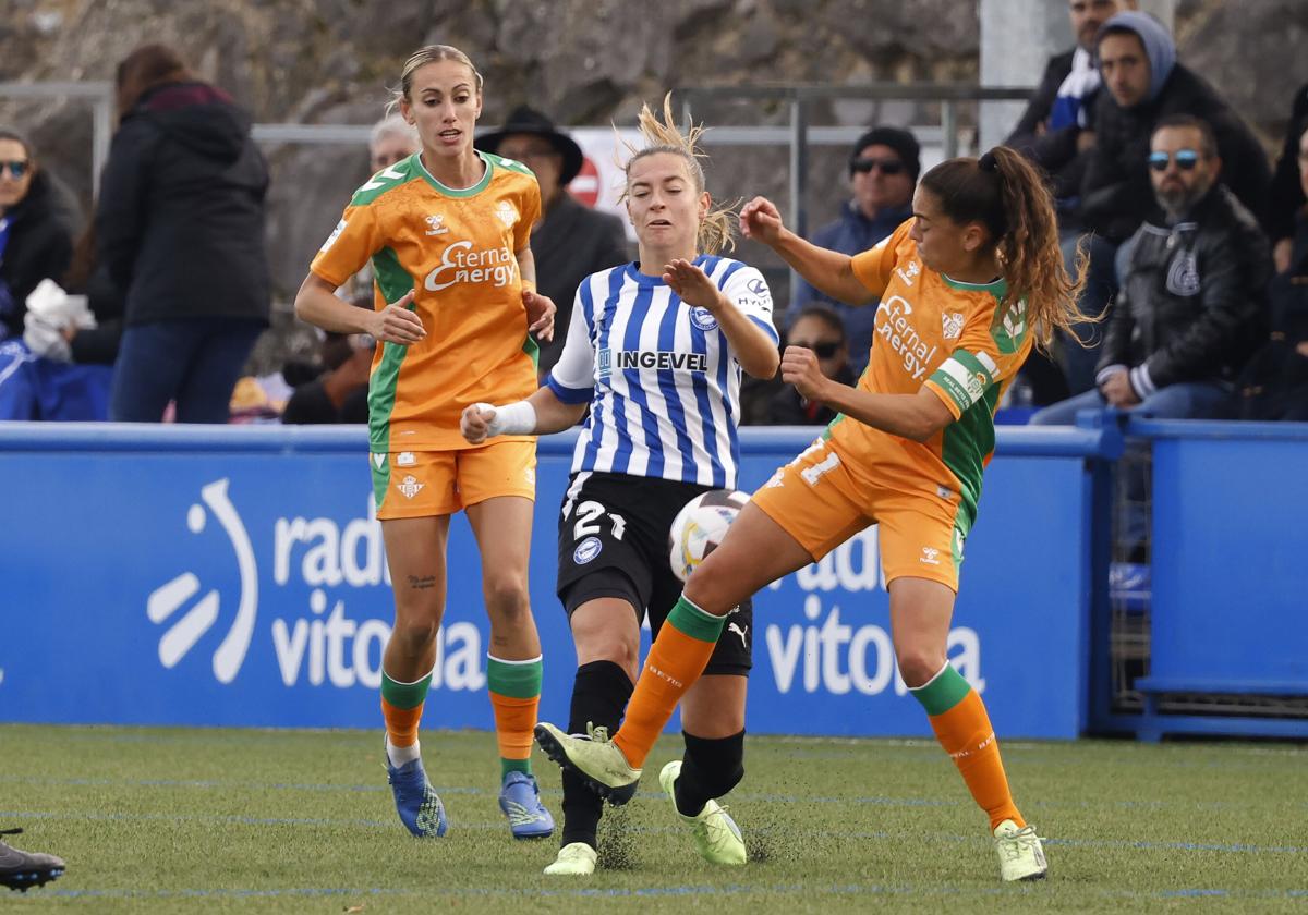 Carla Morera, durante el encuentro de ida ante el Real Betis en Ibaia.