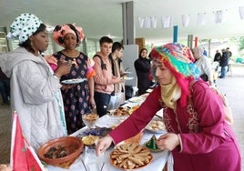 Alumnas de Lea Artibai ikastetxea en la feria celebrada en Markina.