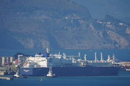 Metanero ruso atracando en el Puerto de Bilbao