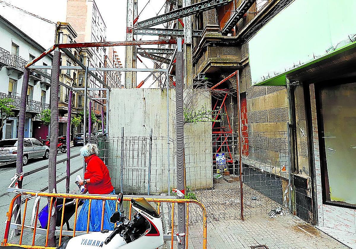 La estructura de sujeción de la fachada se levantó en junio de 2020.